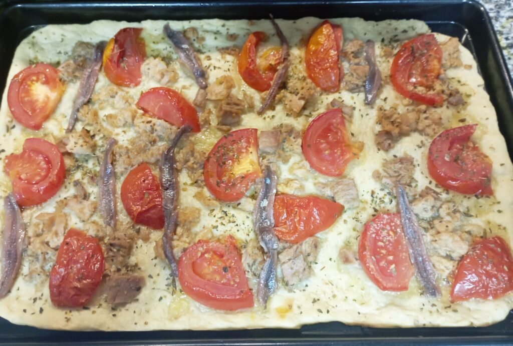 coca de atún y anchoas